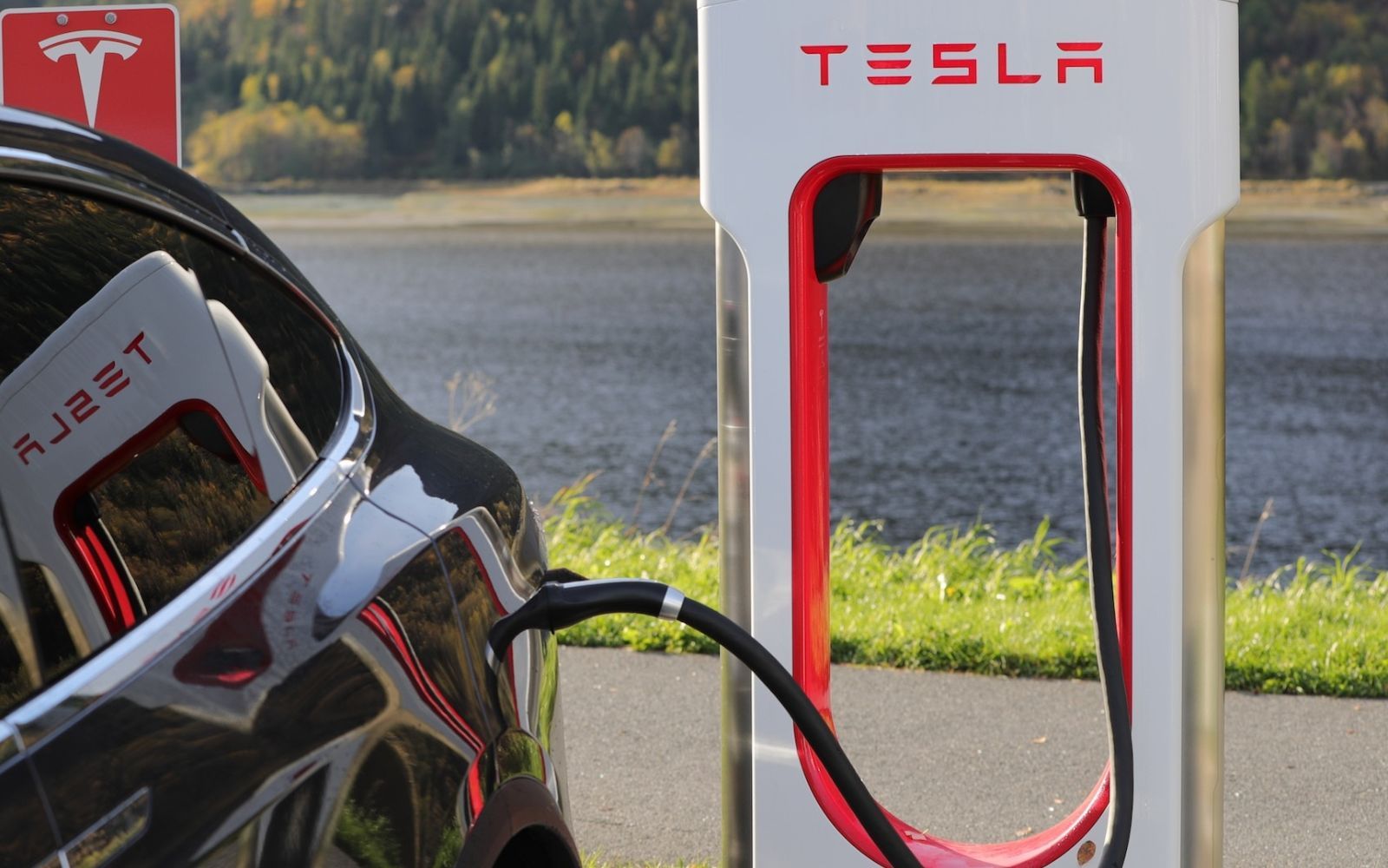 Därför tvingas Tesla återkalla 239 000 bilar