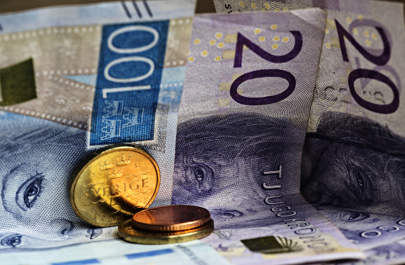 Kronan stärks mot dollarn och euron