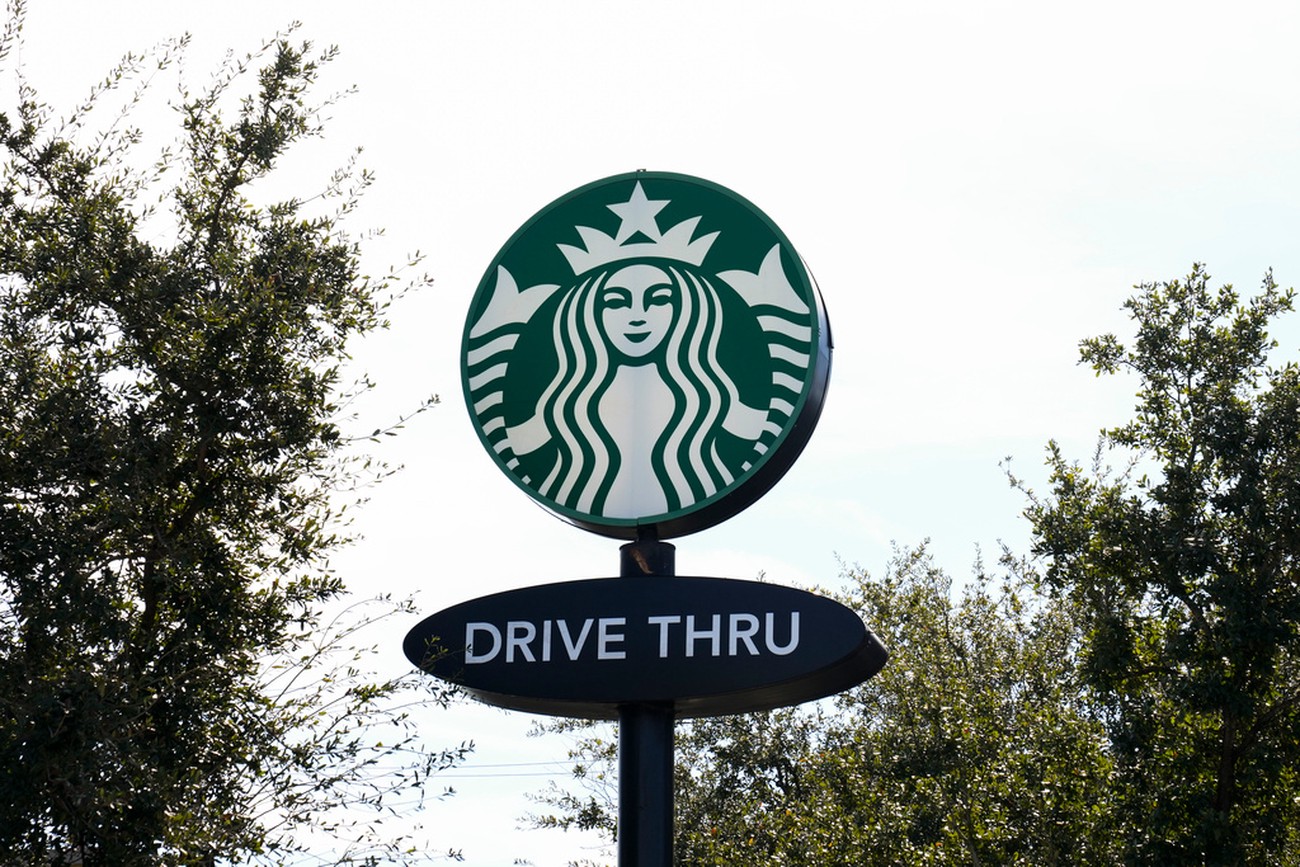 Fick te i knät – får halv miljard av Starbucks
