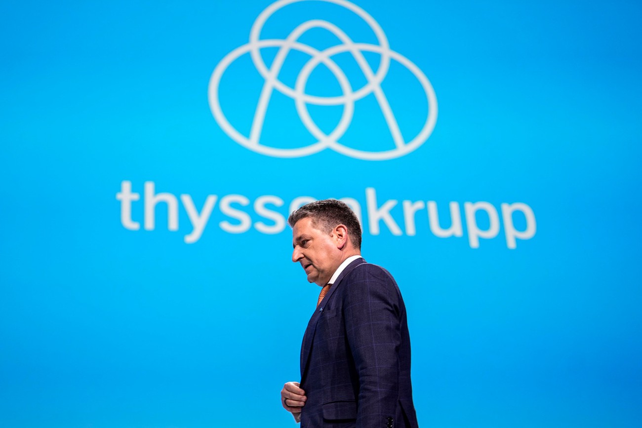 Krisande tysk ståljätte styckas upp
