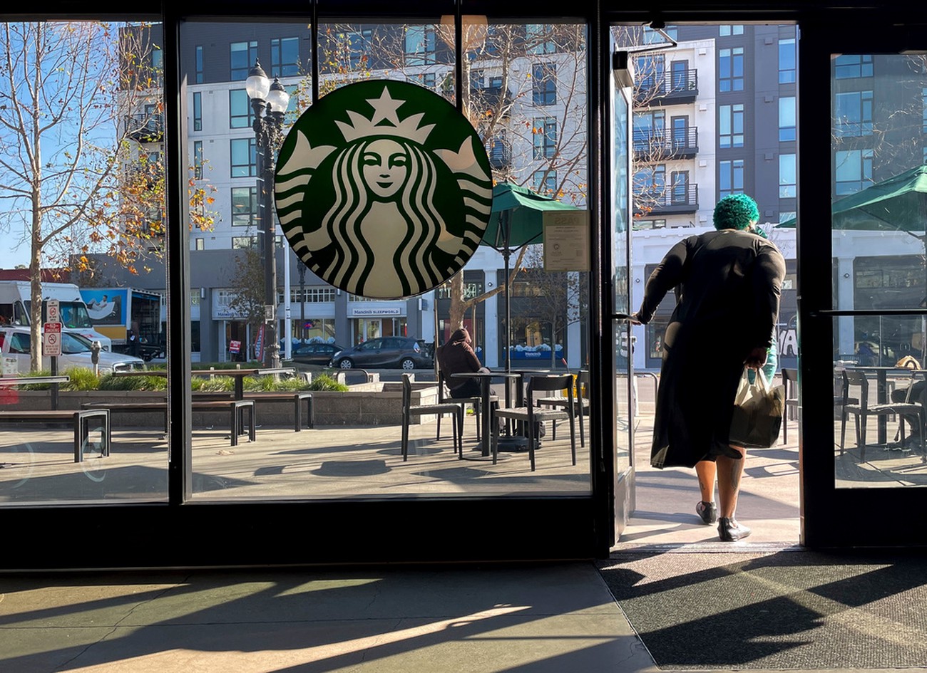 Kaffekedjan Starbucks sänker tepriserna