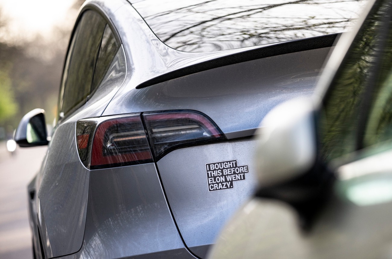 Tesla faller i förhandeln efter bråket