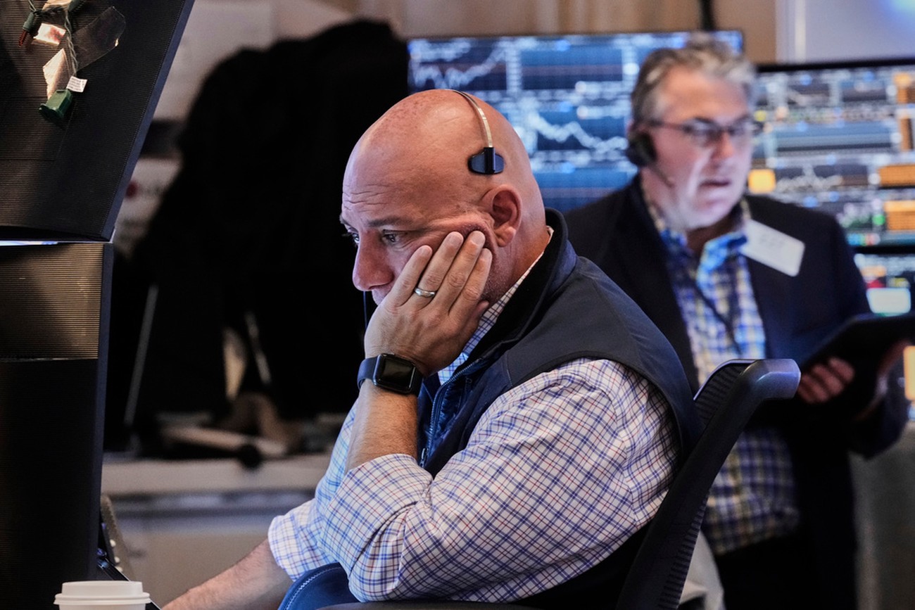 Wall Street tog små steg i väntan på nyheter