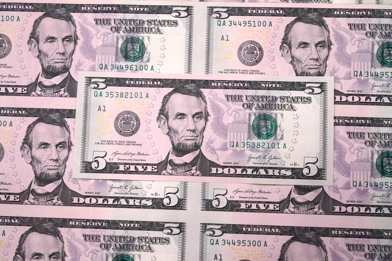 Dollarn närmar sig treårslägsta mot kronan