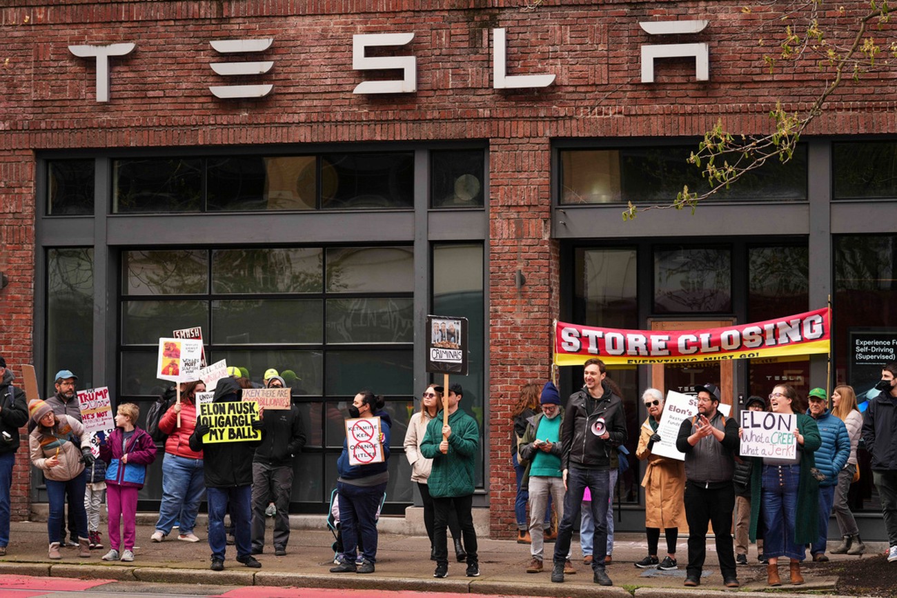 Minskad bilförsäljning i EU i juni – Tesla rasar