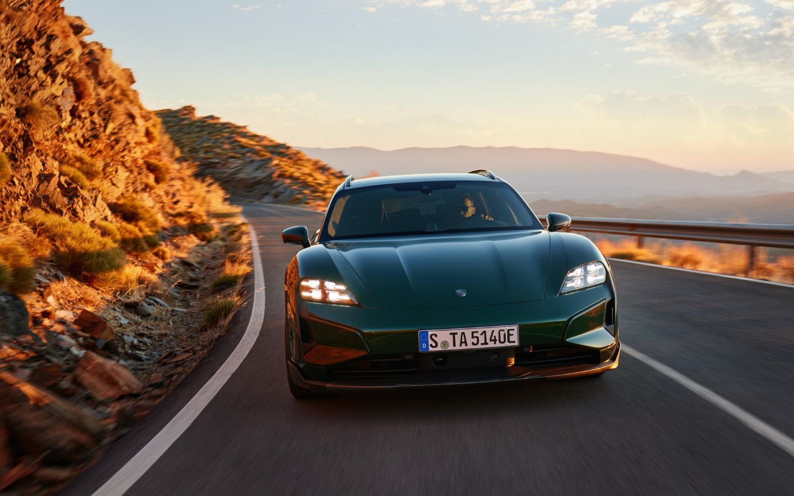 Porsche tappar i globala leveranser – men ökar elbilsförsäljningen