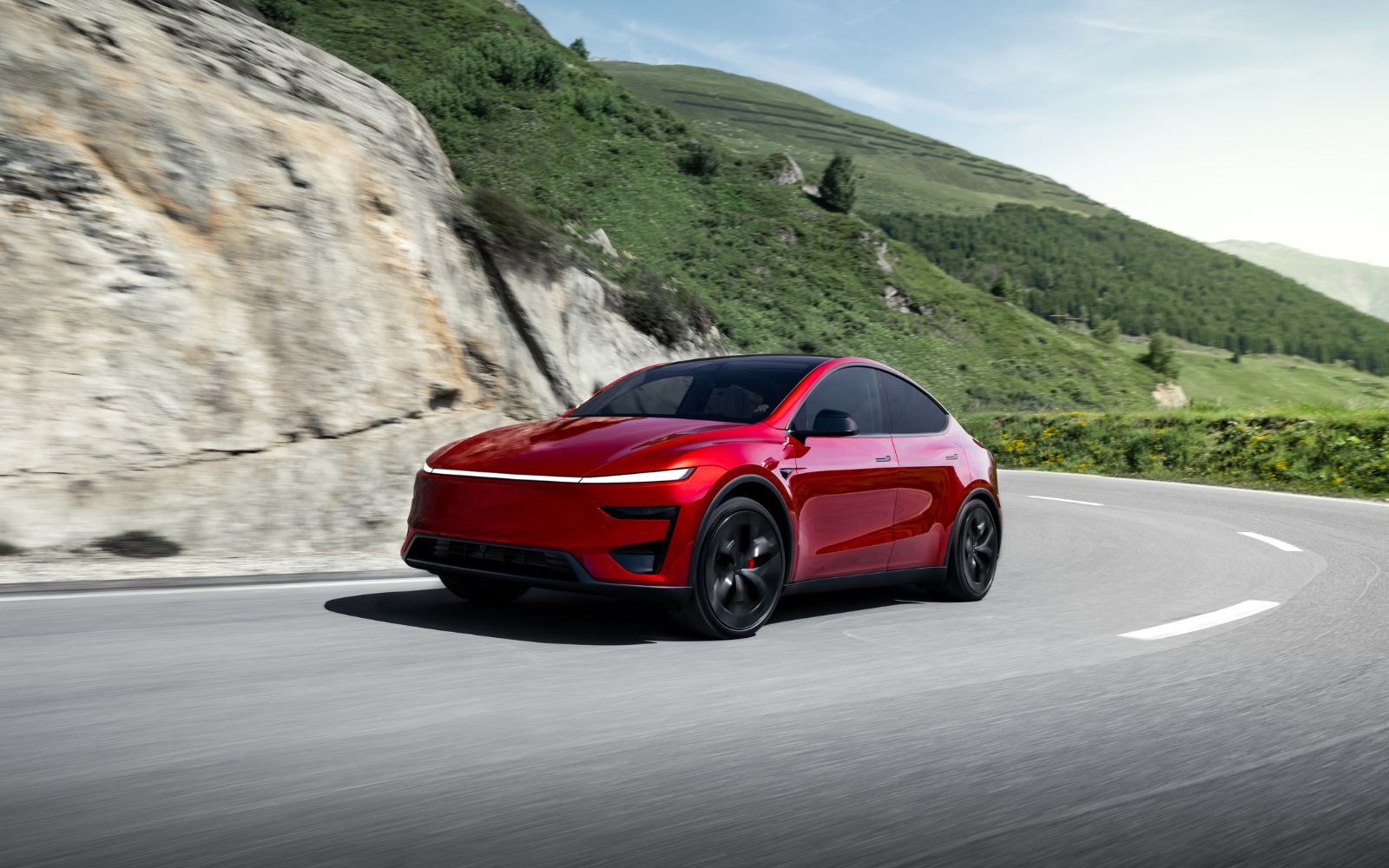 Tesla släpper sin nya omsusade bil i Sverige – snabbare och sportigare