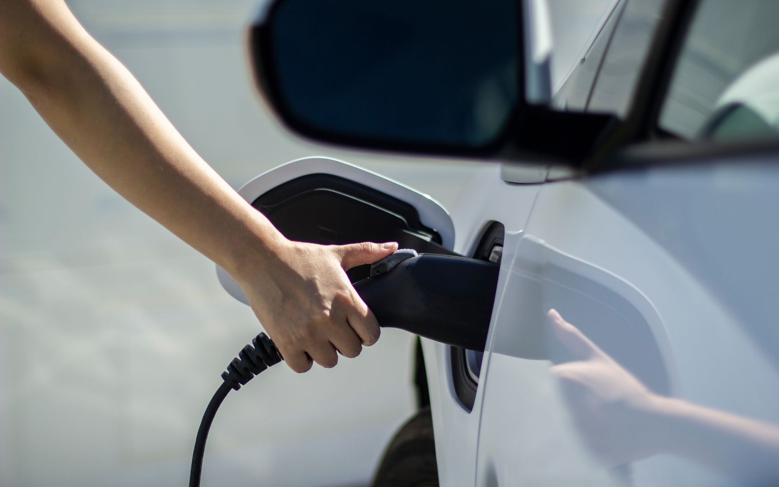 Svenskarnas syn på elbilar förändras – priset allt mindre avgörande