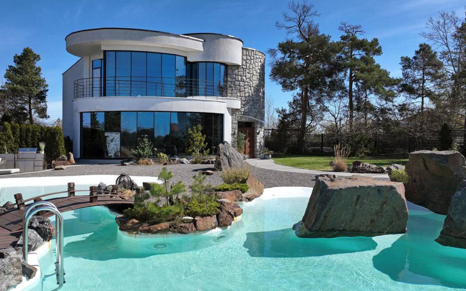 Sugen på en James Bond-villa? Nu har du chansen