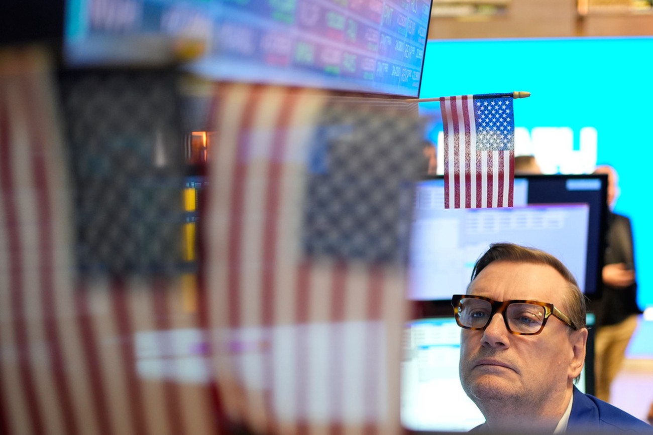 Värderingsoro ger röd öppning på Wall Street