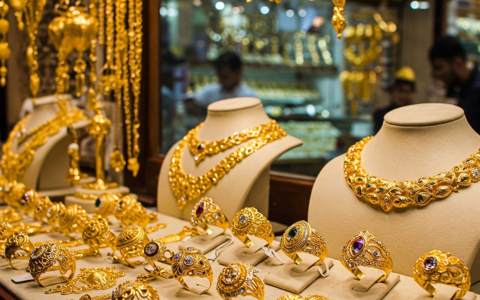 Rekordhögt guldpris pressar smyckesbranschen världen över