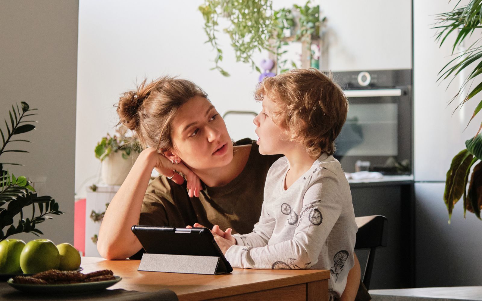 Att prata med barnen om ekonomiskt tuffa tider – experten delar 3 smarta tips