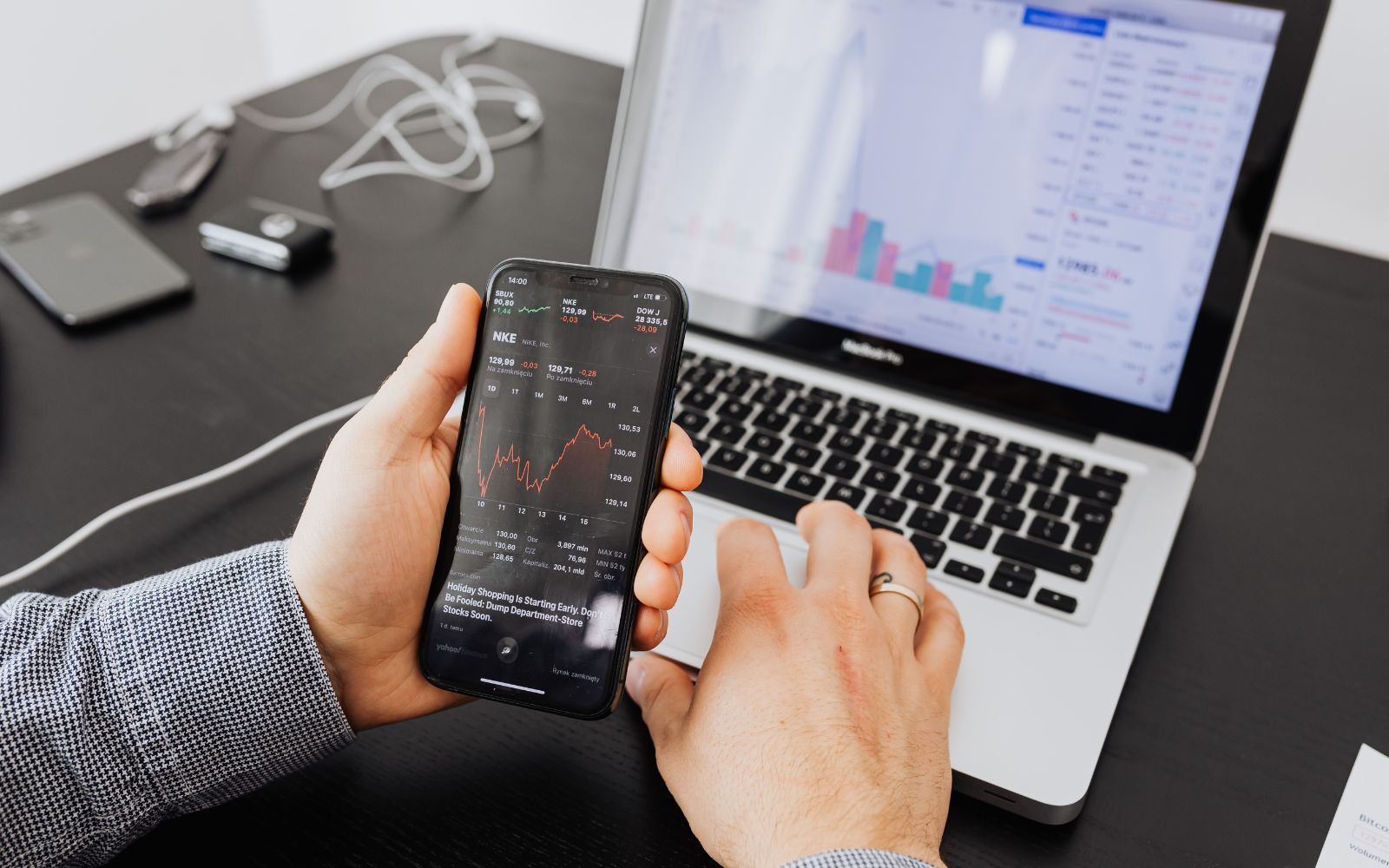 Sparekonomen går mot strömmen – satsar på aktier i sin tjänstepension