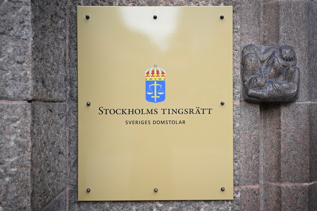Styrelsen låter bedrägerimisstänkt ledamot sitta kvar
