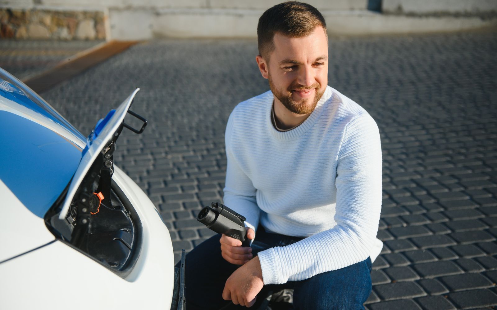 Nu laddas elbilen lika snabbt som en bensinbil tankas