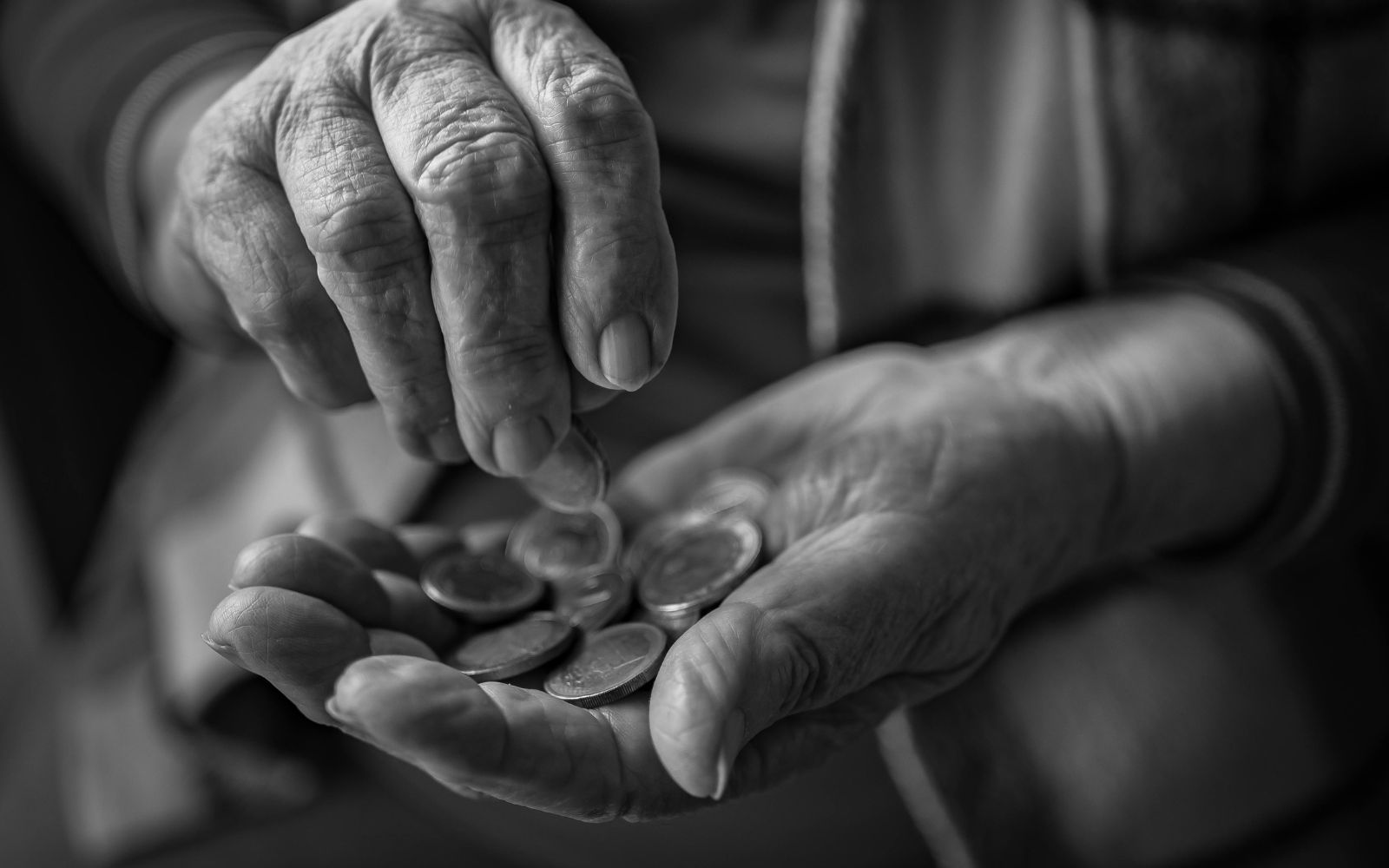 Stora uttag från äldre anhöriga? Så kan du agera när du misstänker fuffens