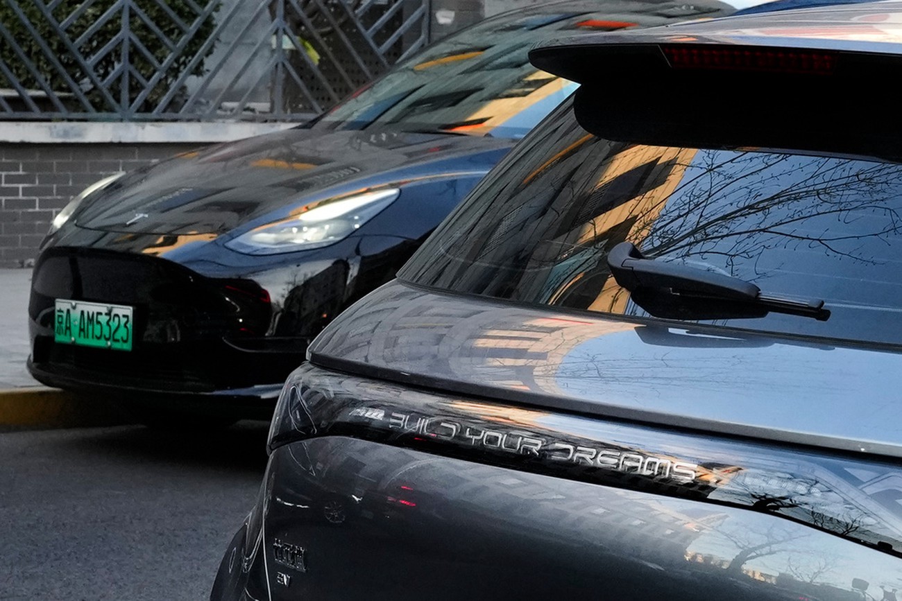 Kinesiska BYD rusar förbi Tesla i kampen om elbilsmarknaden