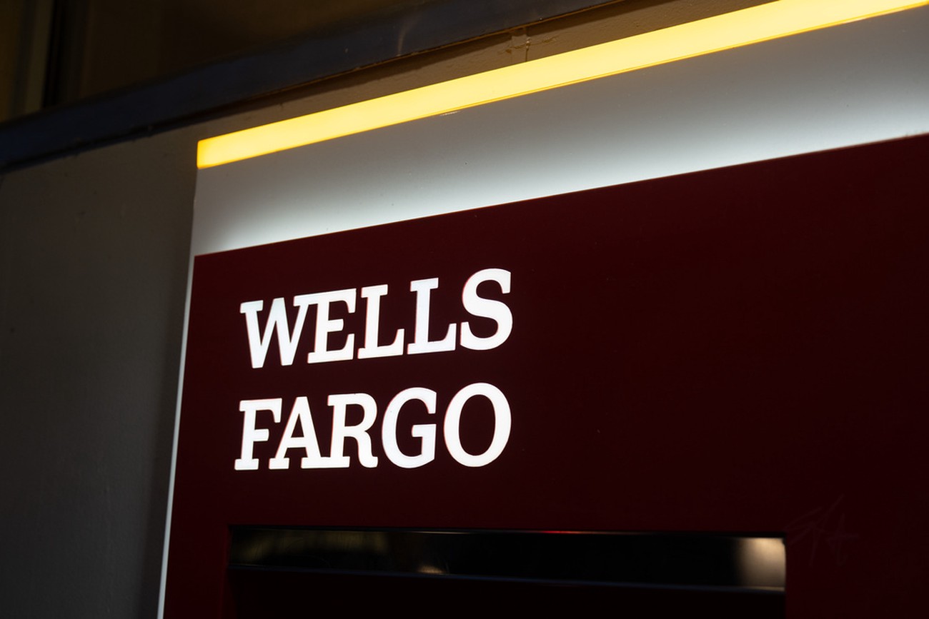 Bank- och teknikjättarnas ras pressade Wall Street på onsdagen