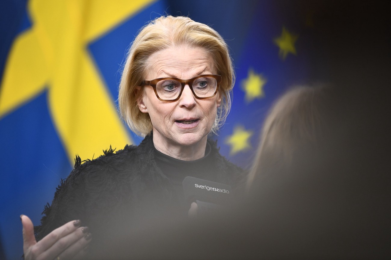 Finansministern ser tecken på vändning – men varnar för nya ekonomiska hot