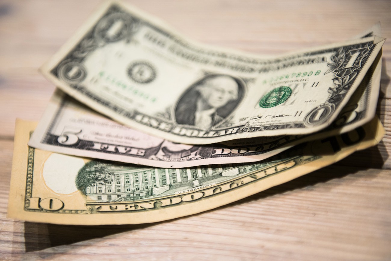 Dollarn rasar till ny bottennivå – vad betyder det för din plånbok?