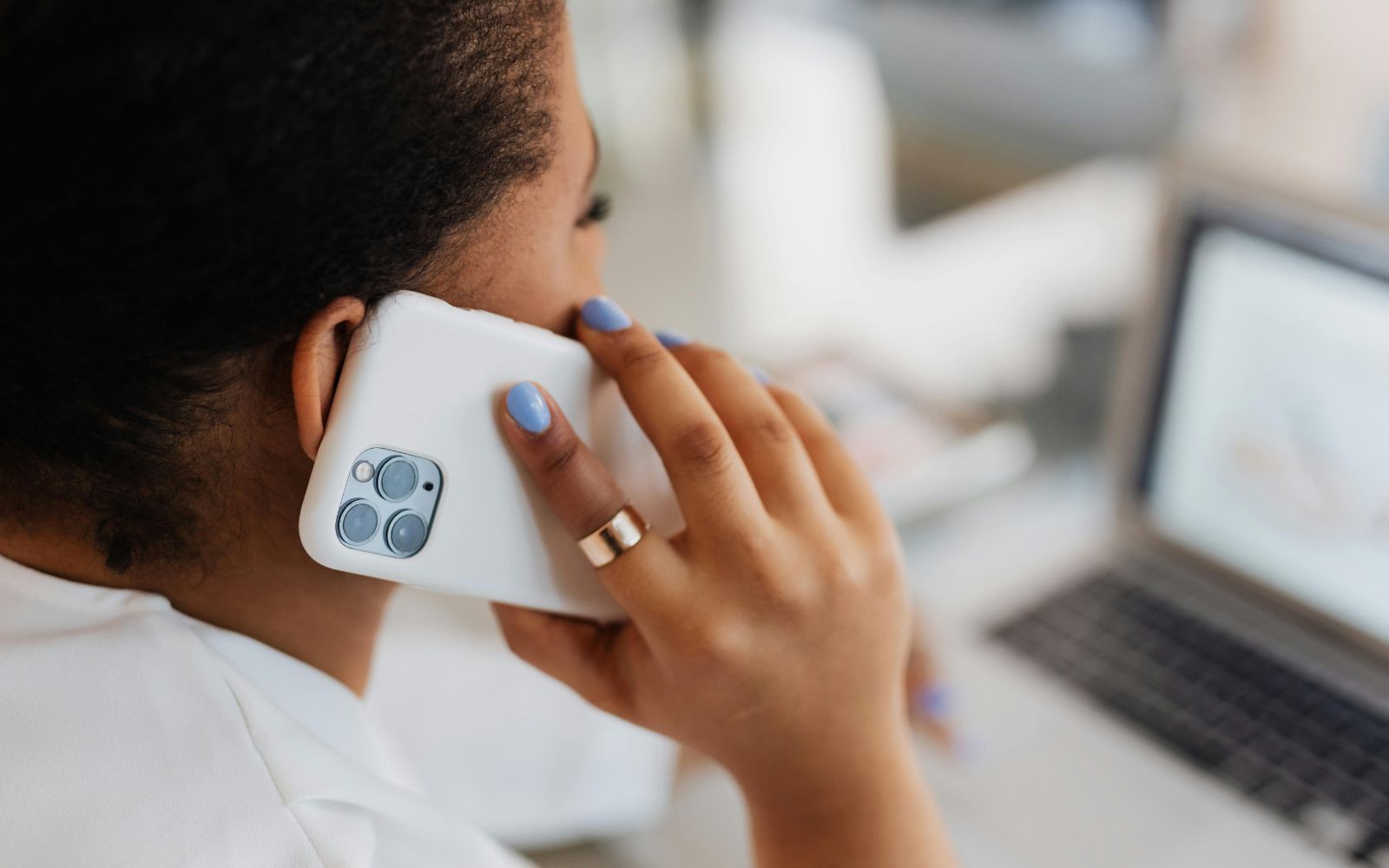 Lyssnar techjättarna på dina samtal? Två tvingas nu betala efter anklagelser