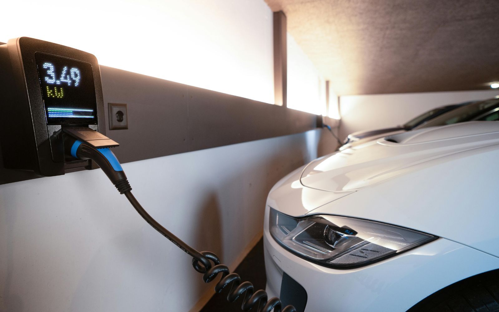 Nya lagen: Tvingas installera laddstolpe till alla med p-plats