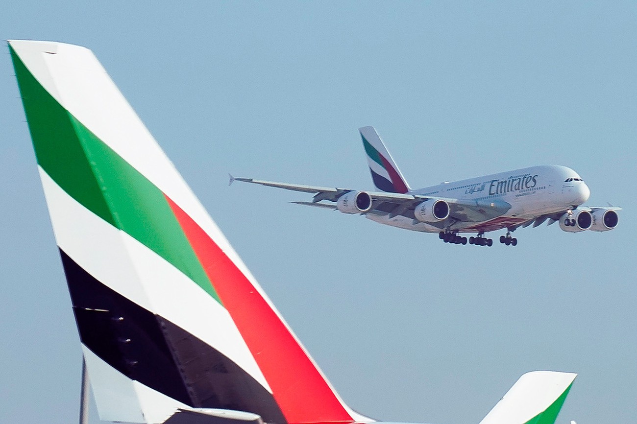 Emirates återupptar avgångar – flera plan lämnar Dubai på morgonen