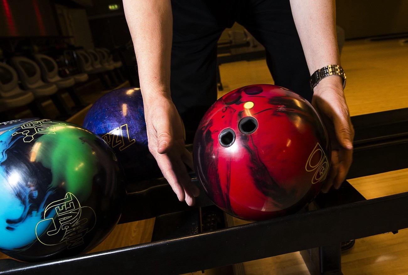 Elgiganten rättar lönefel – bjuder lagerarbetare på bowling som kompensation