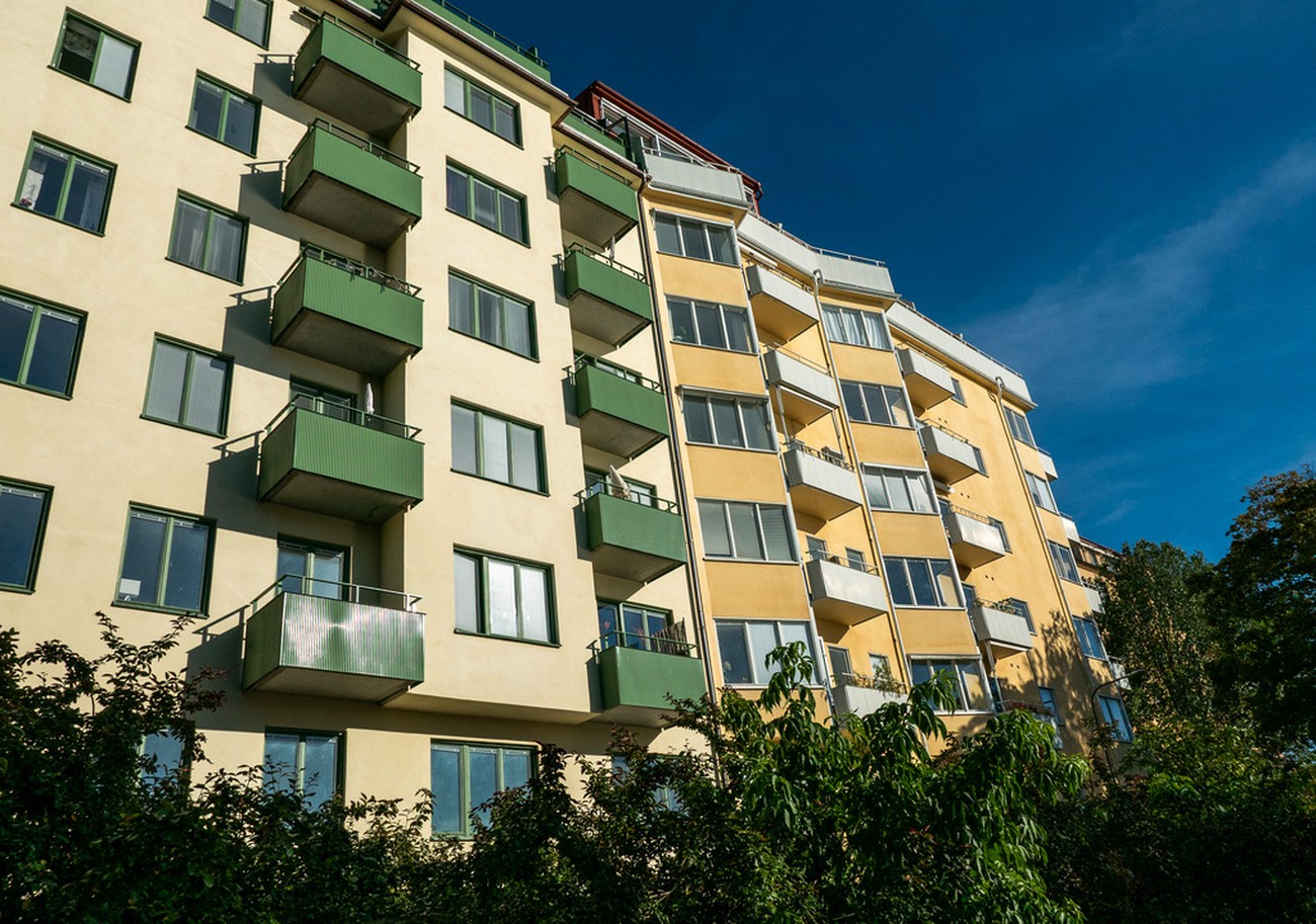 Färre bostadsköp trots stigande priser – ny trend på marknaden