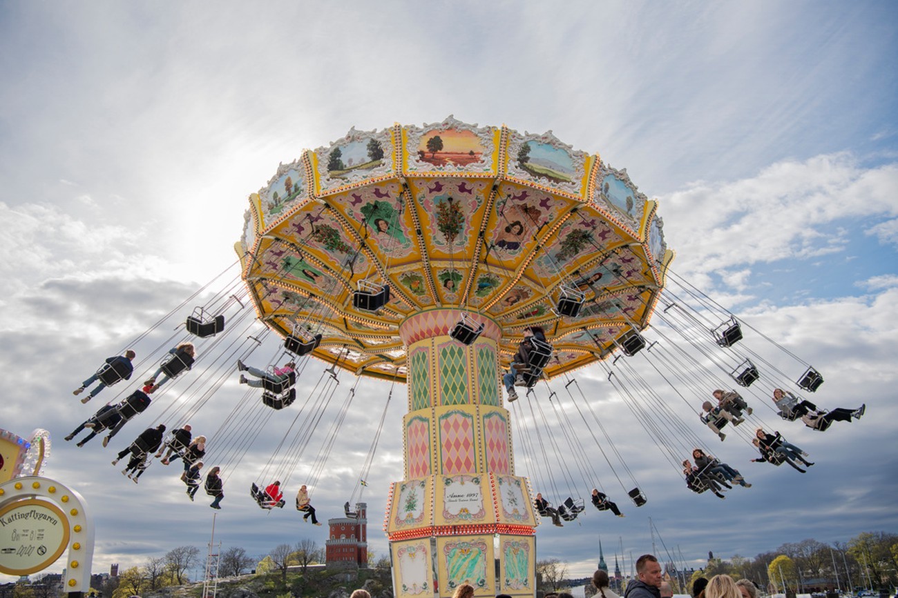 Nöjesparkerna väljer olika vägar – så påverkas biljettpriserna i år