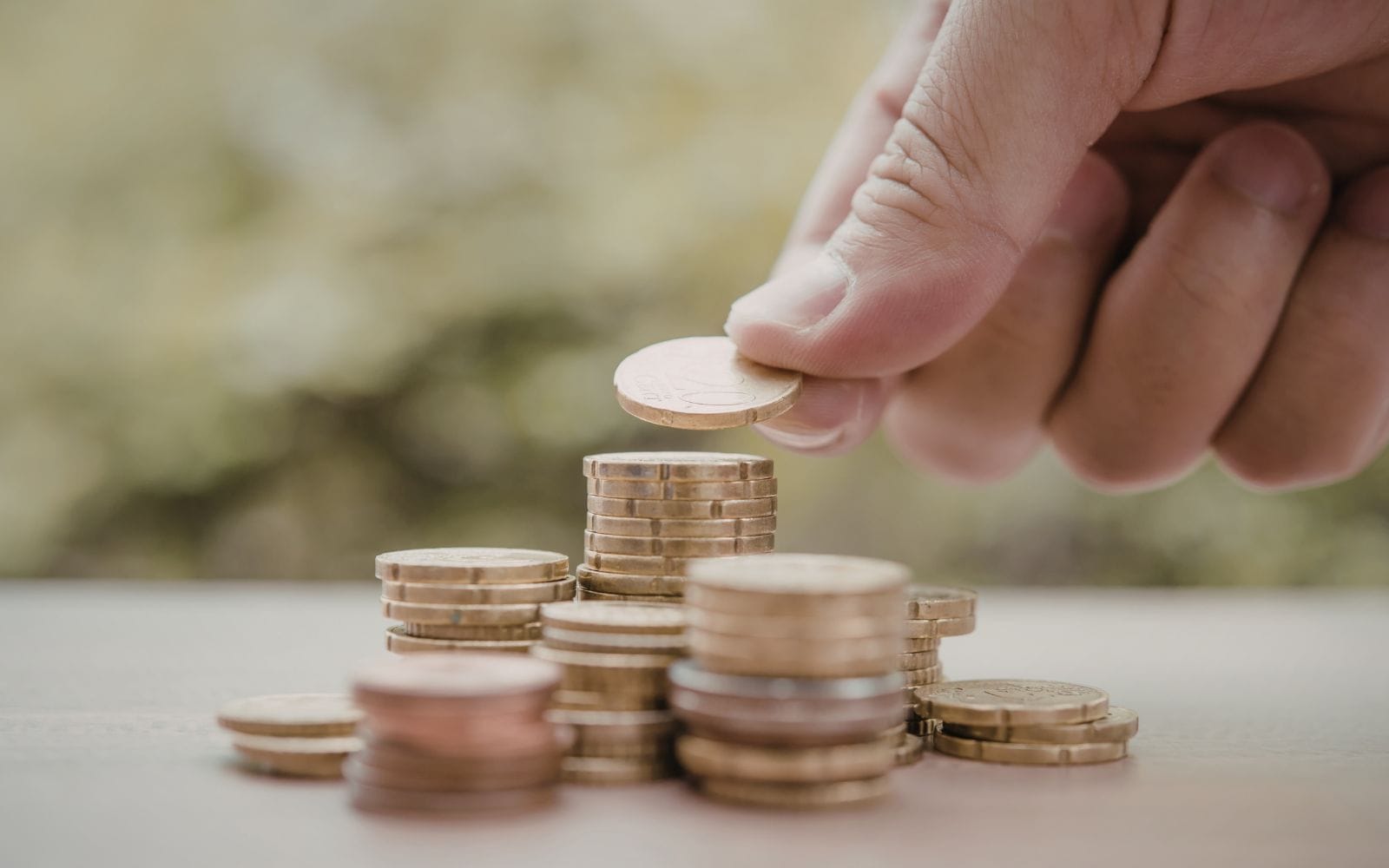 Äldre fondsparare betalar nästan dubbelt så höga avgifter som yngre – så mycket förlorar de