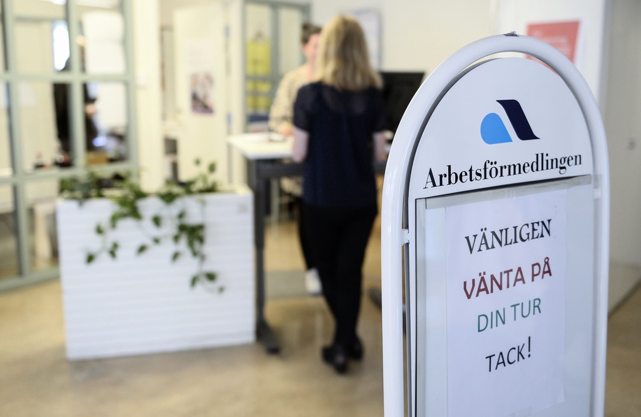 Färre arbetslösa i april – men osäker statistik väcker frågor