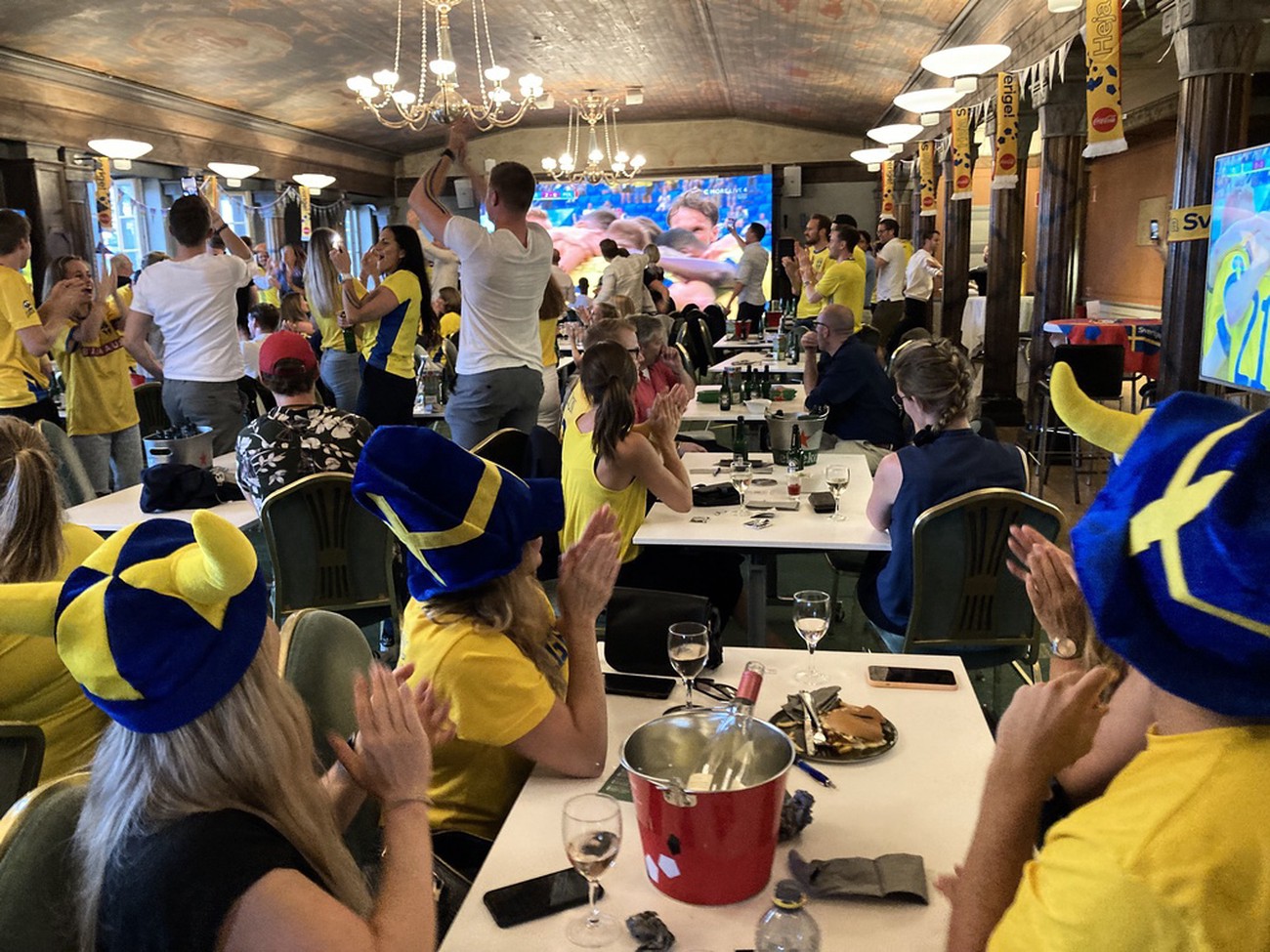 Stort intresse för nattöppet när restauranger laddar för fotbolls-VM