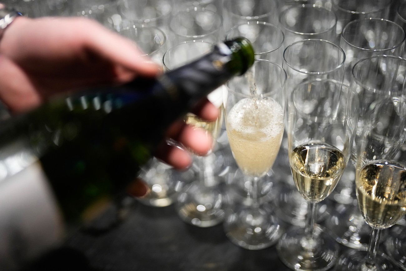 Färre ansökningar än väntat när butiker får servera alkohol