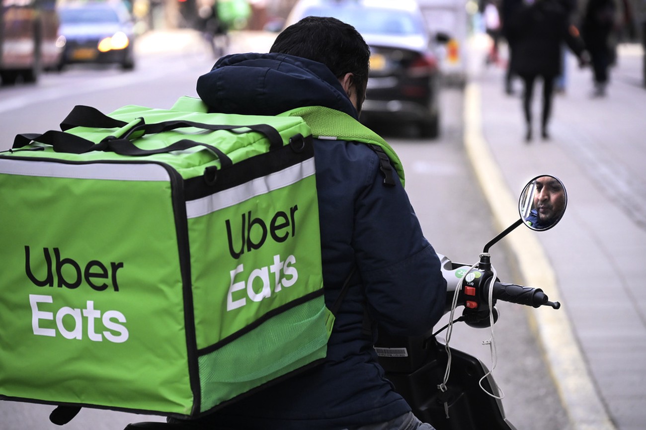 Uber tar över Delivery Hero – förändrar spelplanen för matleveranser