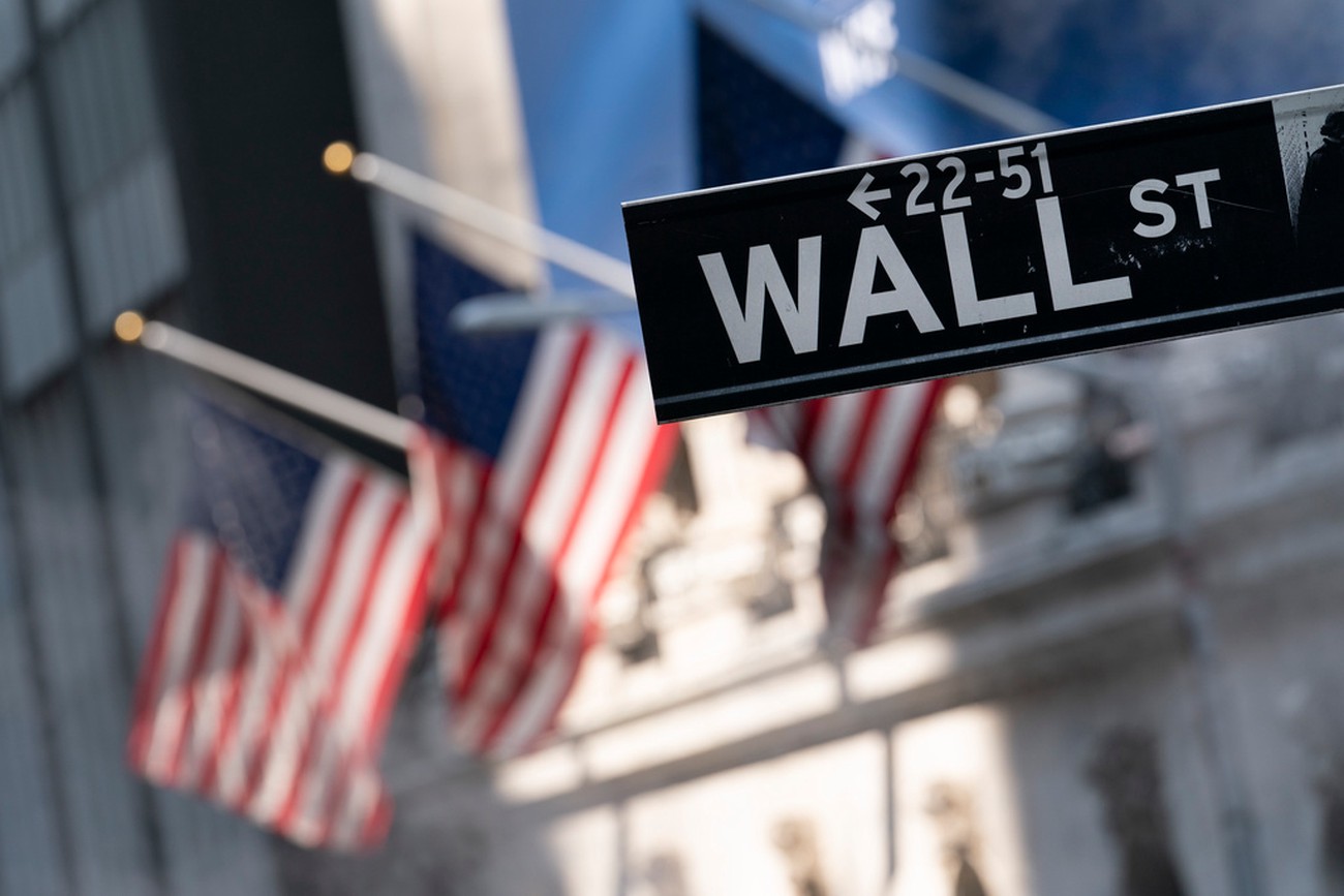 Teknikjättarna lyfter när Wall Street tappar mark