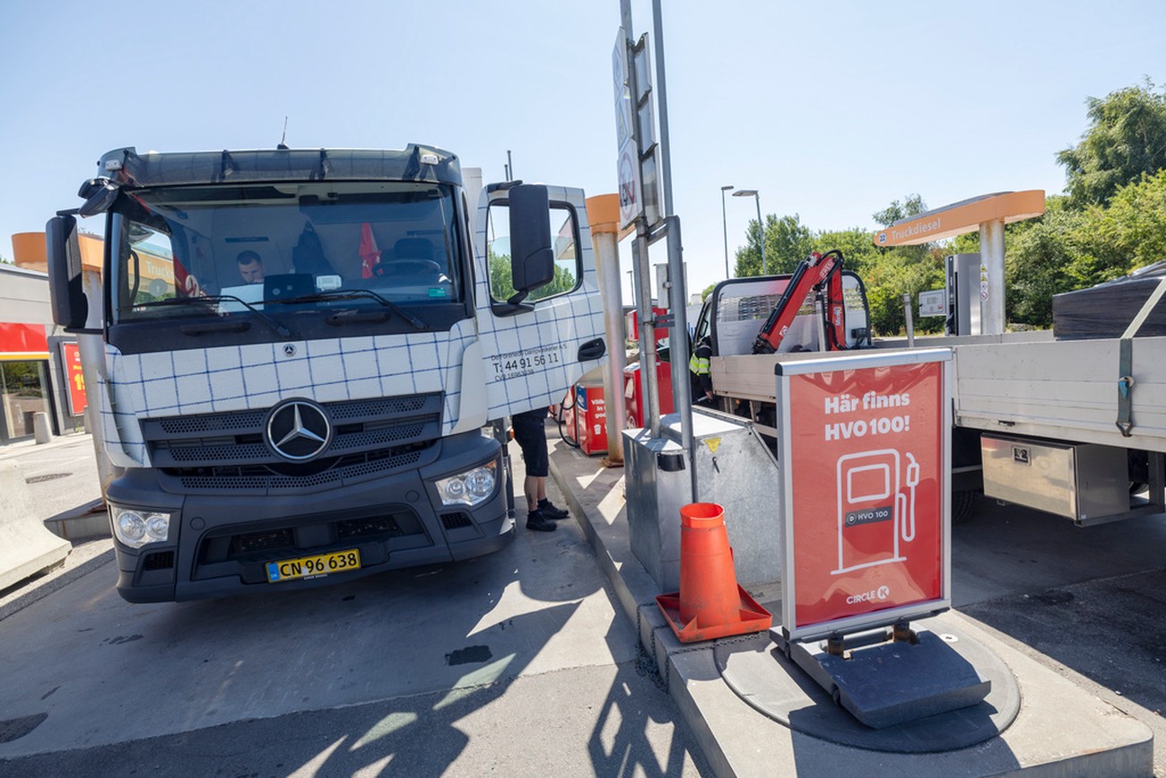 Sveriges låga dieselpris får utländska lastbilar att välja svenska vägar