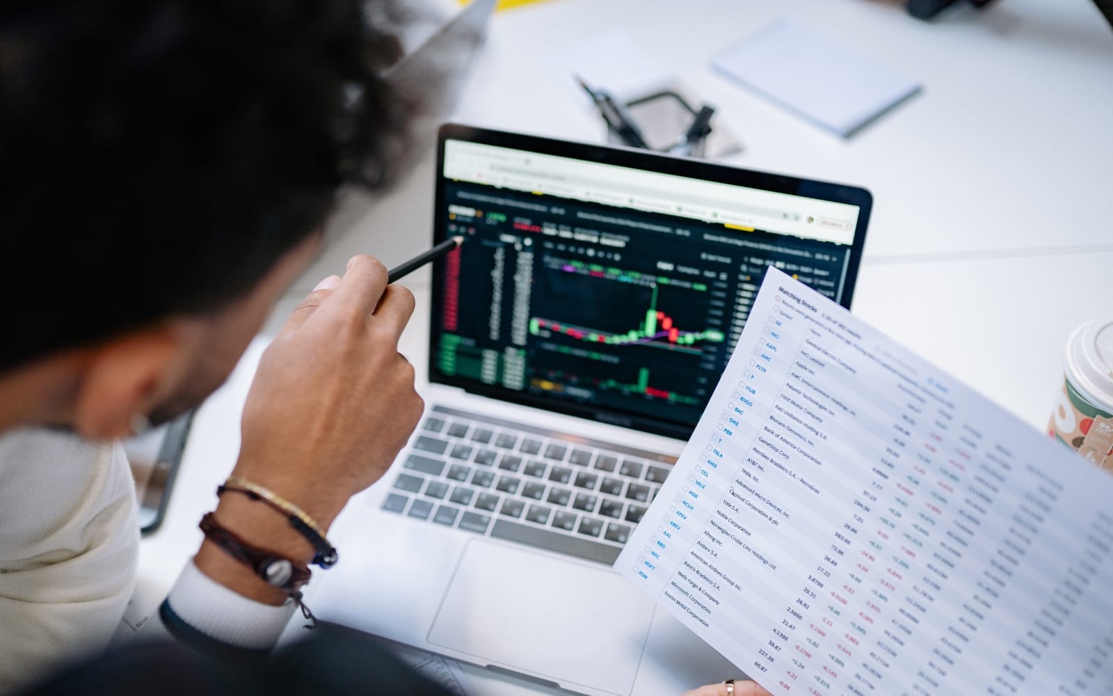 Lyxjätten har nära halverats från toppen – tre analyshus ser stor uppsida
