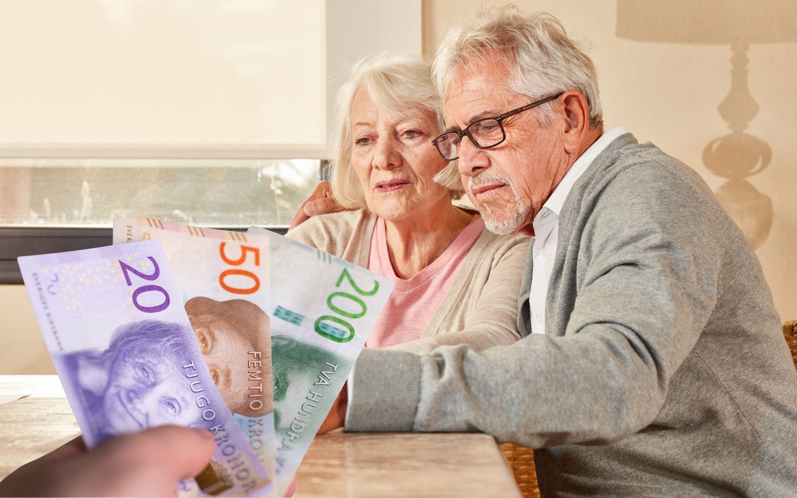 Pensionen: Ett extra arbetsår kan ge tusenlappar mer i månaden livet ut – vad väljer du?