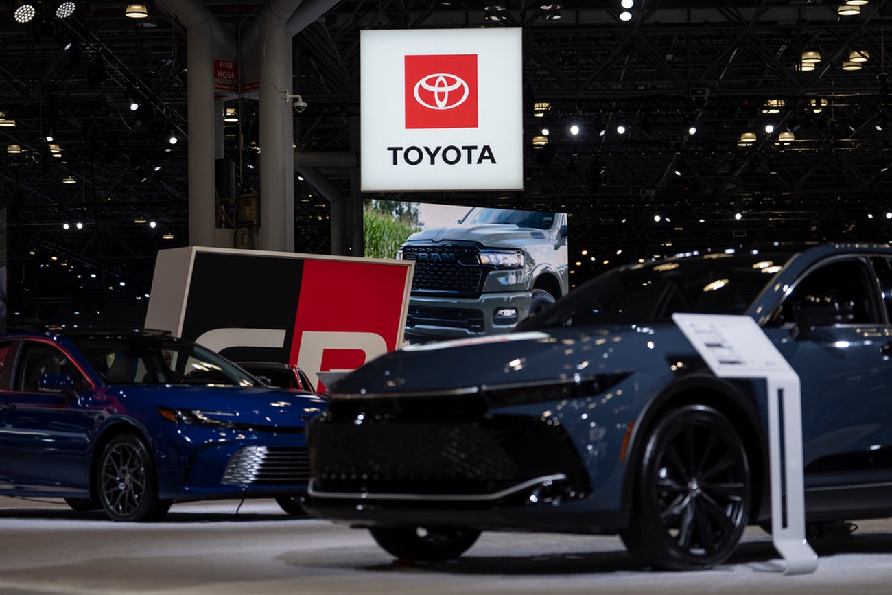 Toyota pressas av fallande vinster – trotsar motvinden med höjd prognos