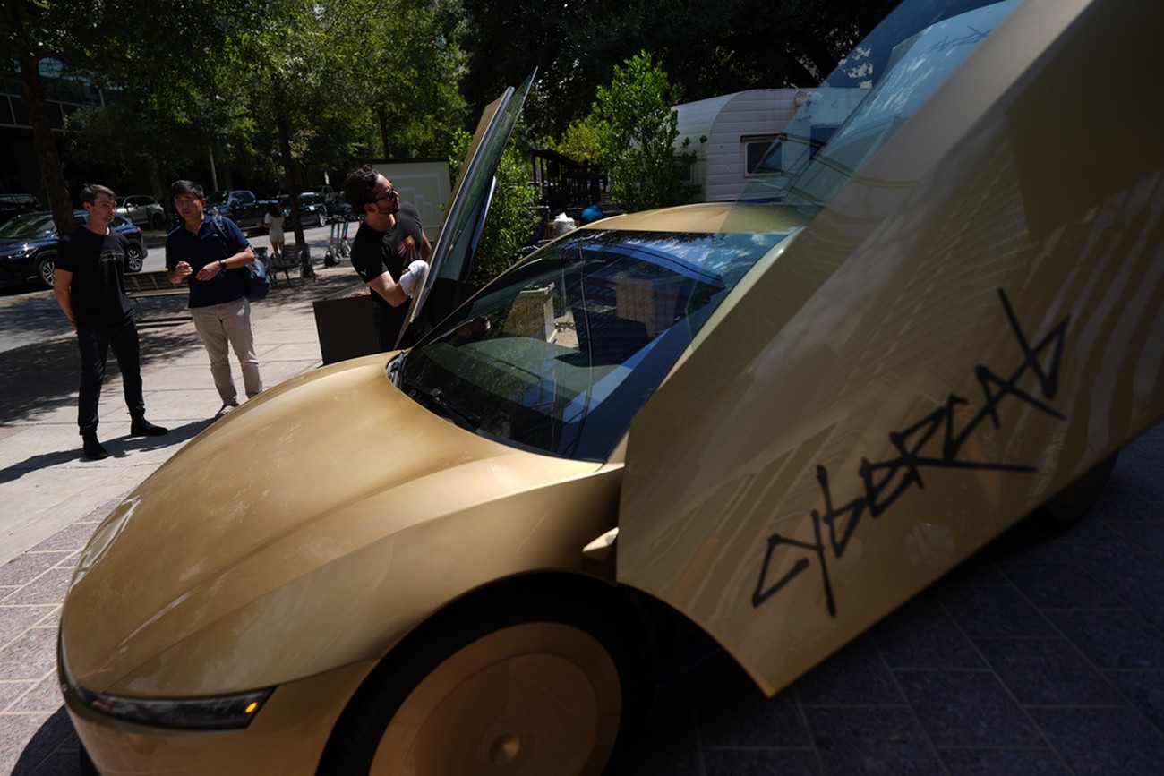 Förarlös Teslataxi lanseras – ny teknik ersätter ratt och pedaler