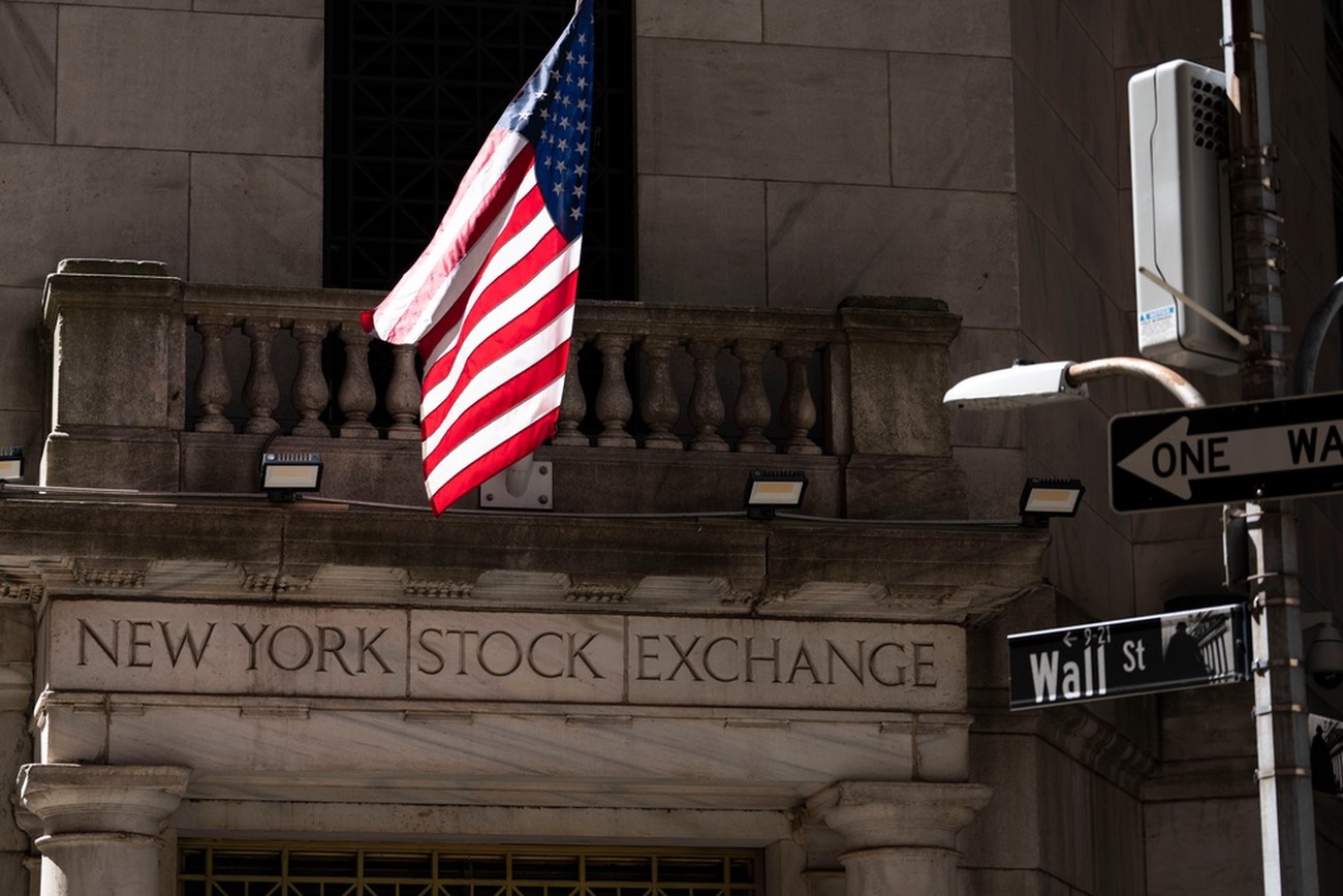 Chipbolagen trotsar börsnedgången när Wall Street öppnar med fall