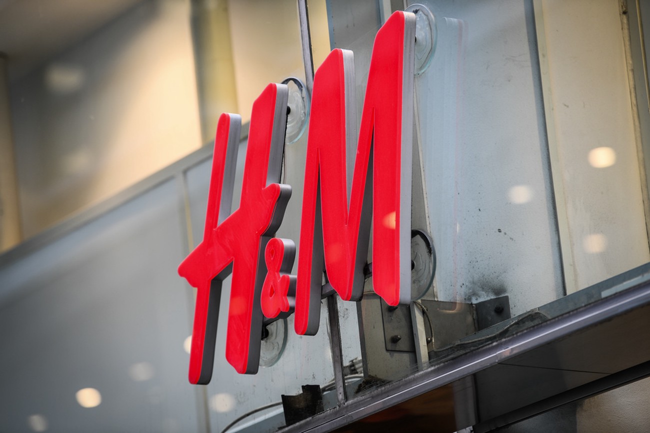 H&M:s vinst överraskar – men försäljningen fortsätter att halka efter