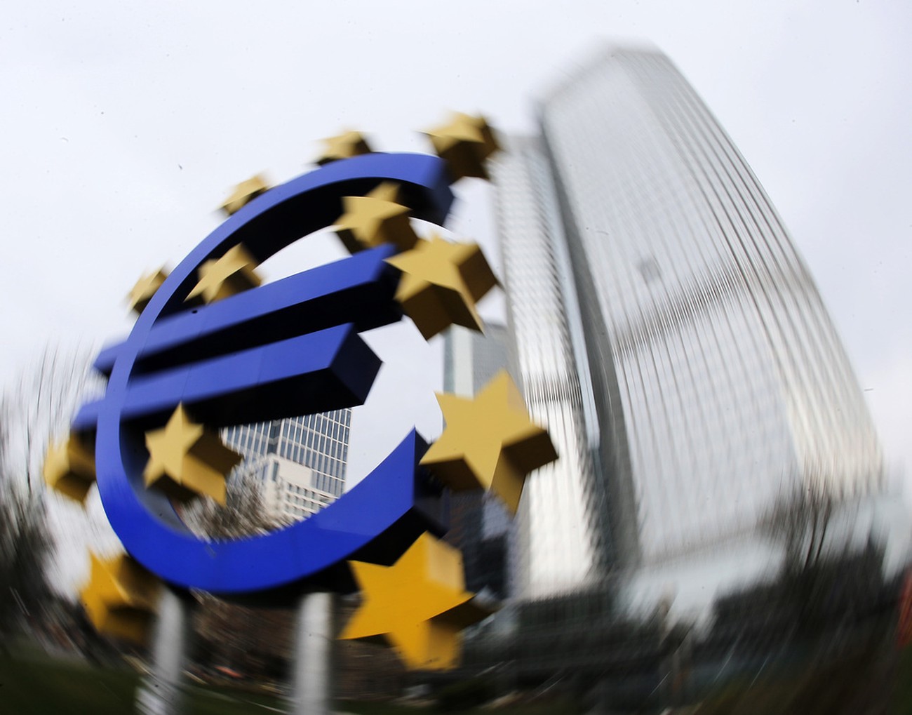 Skenande oro för euroländernas ekonomi sänker valutan – men ingen vinst för svenskar