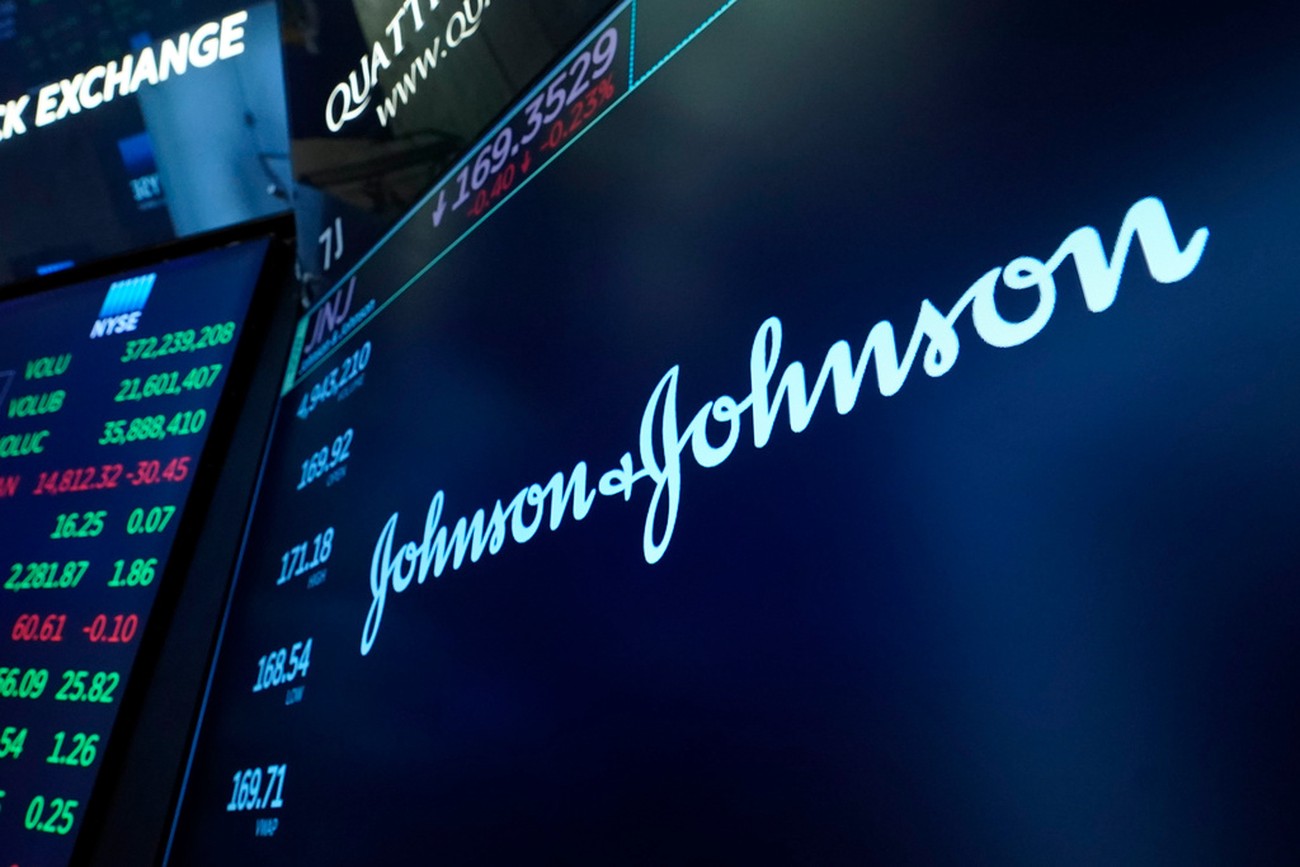 Starkare efterfrågan på J&J:s läkemedel lyfter årets vinstprognos