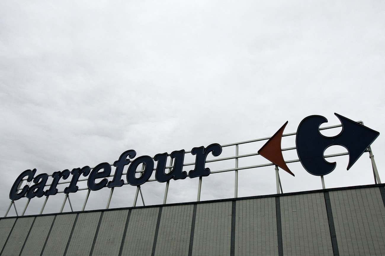 Kravaller och plundring pressar Carrefour till börskollaps