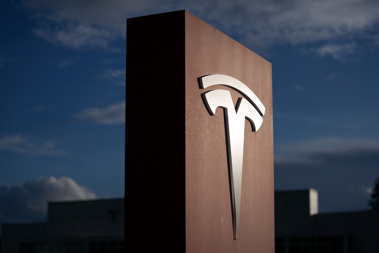 Tesla överraskar positivt – aktien lyfter trots lägre bilintäkter
