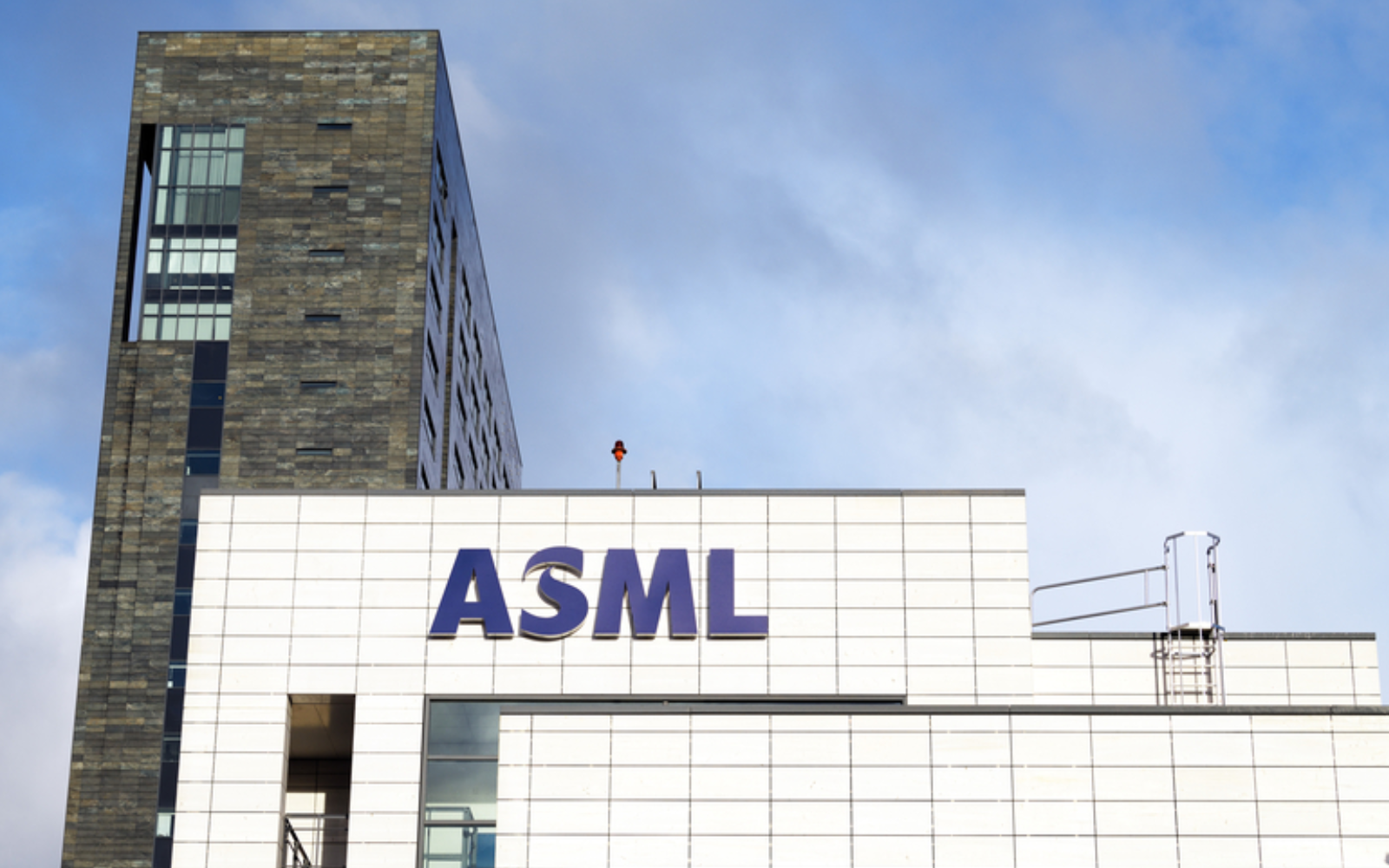 Efter chipsektorns långa nedgång – nu höjer ASML prognosen igen